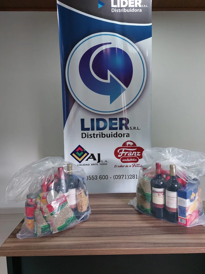Banner de Lider Distribuidora con los logos de A.J. Vierci y Embutidos Franz, junto a dos canastas con productos