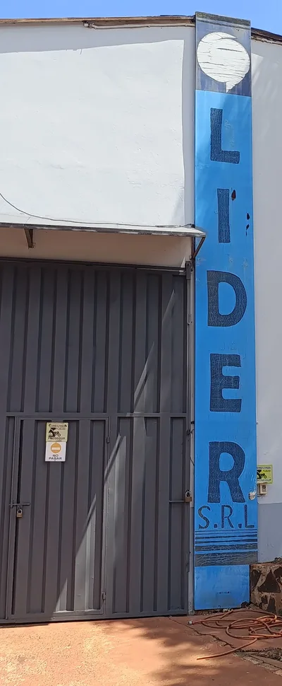 Frente del depósito de Lider en Presidente Franco, con el cartel vertical LIDER S.R.L.